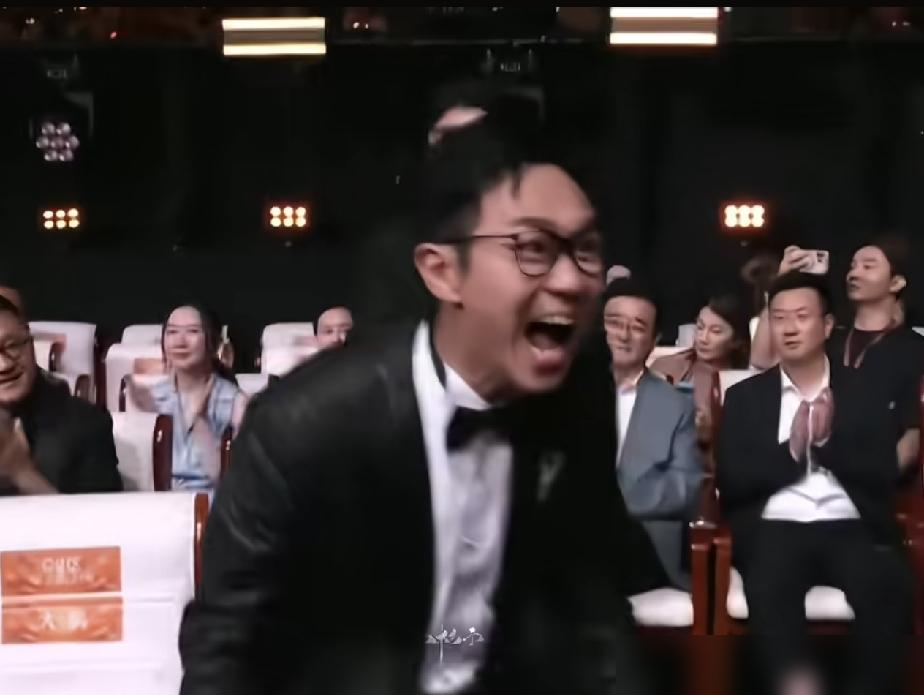 为什么说这次最佳导演奖颁给大鹏大家都可以看到，不是因为他的作品非常优秀，而是因为大家最爱看这种得奖的反应。

我可真要吐槽两句，这话讲得也太不把评委和行业标准当回事了。大鹏这几年从网剧一路摸爬滚打到院线，从最开始被骂烂片导演，到《吉祥如意》拿奖，再到这次的获奖作品，每一步的进步明眼人都能看见，获奖靠