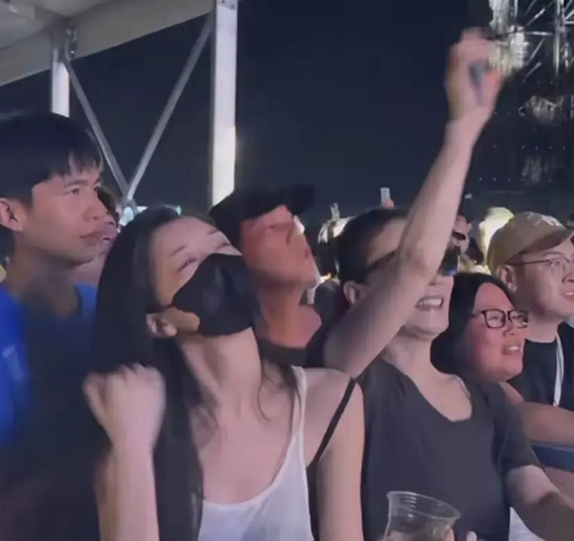 跟着震耳欲聋的节奏猛烈甩头，肩带滑落半截也浑然不觉，眼神迷离地拍打着栏杆

要不是旁边站着华语天后王菲，真没几个人敢信，这个在音乐节上疯狂扭动的女孩，就是那个刚满20岁的星二代李嫣

最近外界都在吹捧她女大十八变，说她完美继承了母亲高挑纤细的优越基因

单看外表在人群里确实足够扎眼，但只要一动起来，