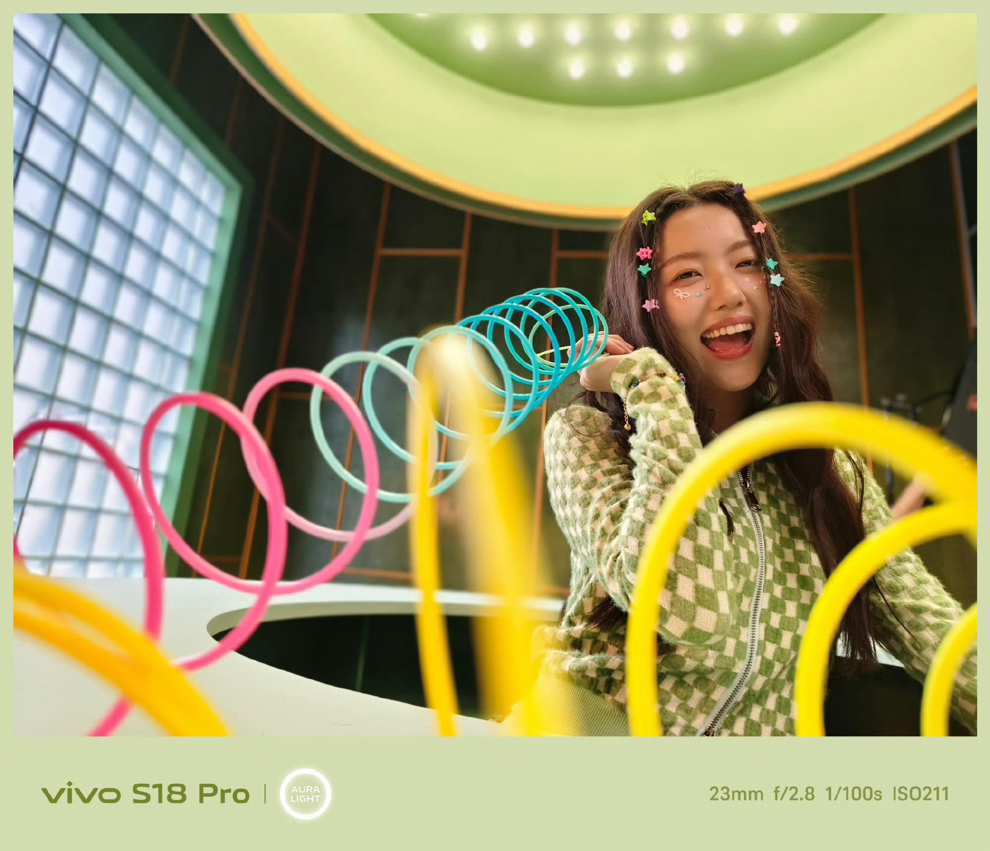 在 vivo X500 系列发布前，又翻了翻相册，回顾了一下这两年用 vivo 拍的一些人像和演唱会。

作为摄影博主，不用背着沉重相机、来回换镜头，一台手机就能完成记录。随手拍人像质感也在线，哪怕是长焦拍演唱会也是轻便又能打，对喜欢记录的人来说挺好用了，这也难怪#怎么越来越多人用vivo了#。

更加期 ​