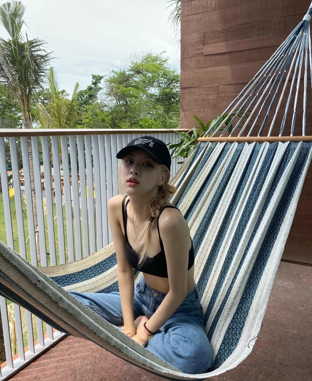 可我们彩英只是一个爱扎麻花辫的小孩啊
就这样喜欢麻花辫[兔子]
#朴彩英# ​