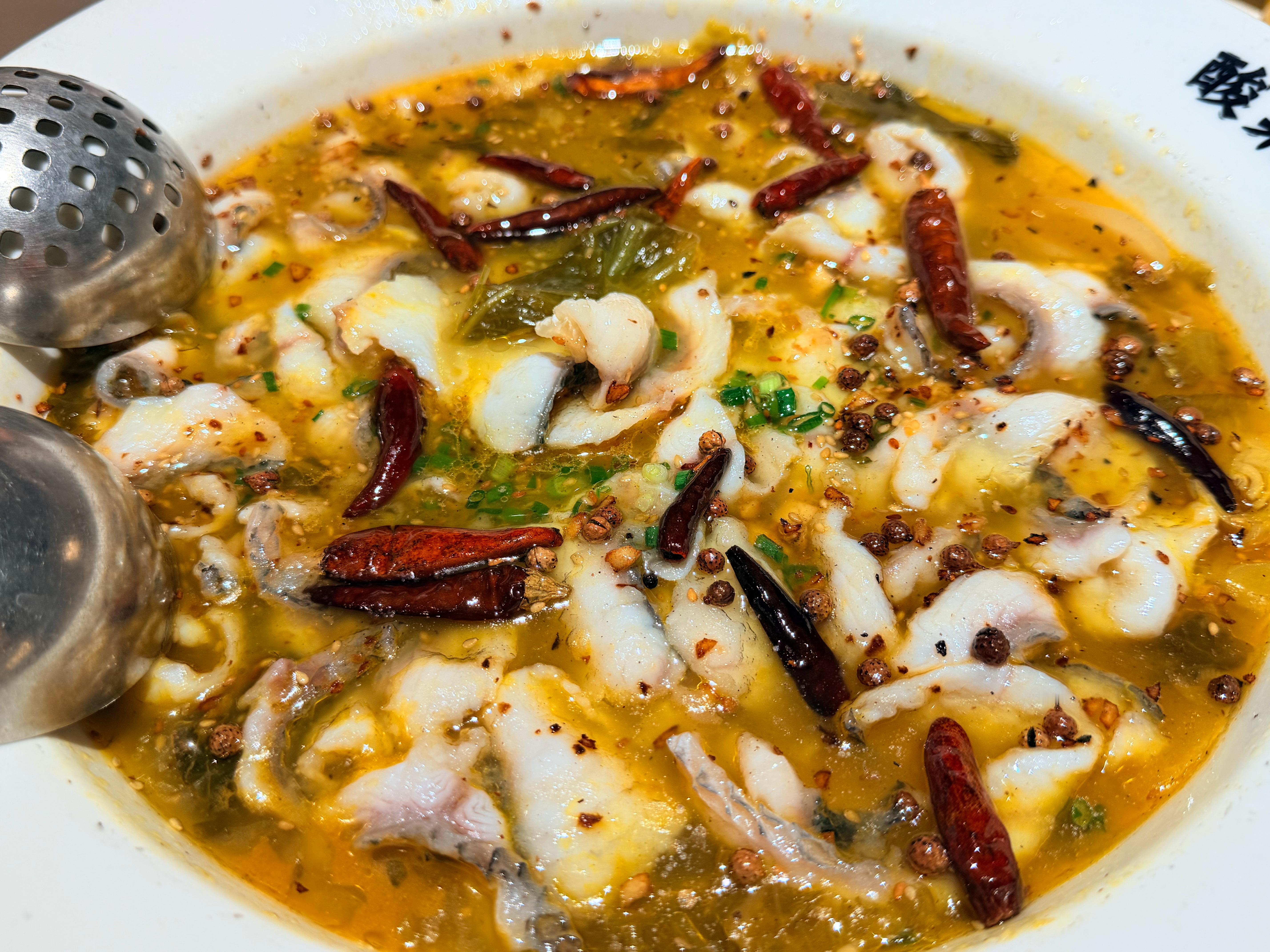 挂完水吃什么
想吃点有味道的
那就酸菜鱼吧[期待][期待][期待]
但没什么胃口[泪][泪][泪]
还是没咋吃下
严肃品鉴果汁中
我将严肃补充胡萝卜 苹果以及石榴等富含矿物的元素
为我明天的奋斗作出贡献
[哼][哼][哼]
by the way
这个盲盒手气也太好了
竟然被我们集齐了（除了隐藏）
而且没抽到重复的
无法言 ​