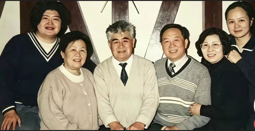 刘欢和夫人卢璐，与双方的父母一

刘欢与妻子卢璐携手，与双方父母共同合影，展现出温馨和睦的家庭氛围。

刘欢独唱