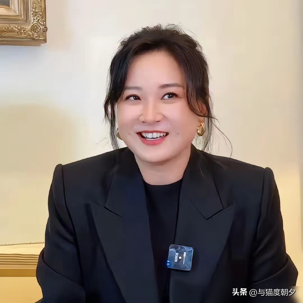 贾玲巴黎未修生图流出，全网直接吵翻了！
穿焦糖色皮衣配大背头，高清镜头下法令纹、眼角细纹清清楚楚。对比《热辣滚烫》时期的紧致状态，现在腰腿偏圆润，不少人猜她体重反弹。
舆论直接两极分化，73%的年轻人站她，说这才是自己掌控人生的松弛感。老粉遗憾，说找不到原来那个讨喜的开心果，还有人调侃撞脸好几个