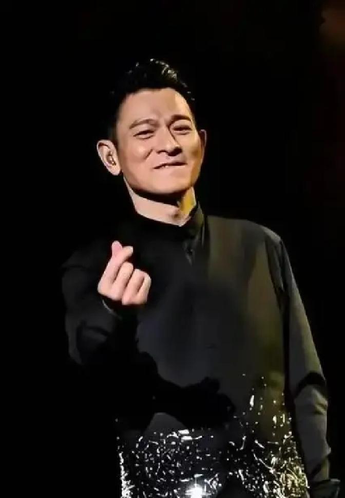 都说演艺圈是吃青春饭的，可刘德华到了60多岁，每次只要一开巡演，门票照样秒空得让人怀疑人生。
搁在二十年前，谁能想到一个六十出头的人还能在台上连蹦带跳三个小时？
那时候大家总觉得，老牌歌手到了这个岁数再出来办演出，无非就是站在台上唱几首慢歌，贩卖一下当年的青春回忆，情怀卖光了也就该歇了。
可他