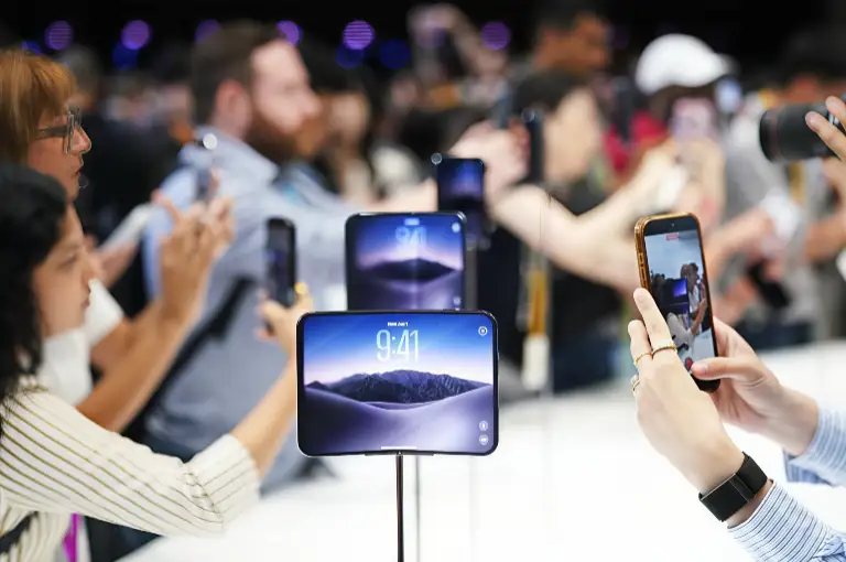 iPhone Duo加单30%！苹果把产能挪向高端，Pro系列内部大调整