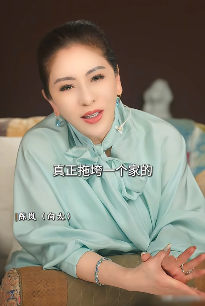 向太一番话，点醒多少还在内耗的家庭，原来顶级的婆媳关系，根本不谈感情。
向太说对郭碧婷这个儿媳，满意到弥补了没女儿的遗憾，但你细品她的做法，全是实实在在的利益和界限。
郭碧婷赚的钱，自己管，向家给的钱，存进孙子户头，向太夸她独立；向佐对老婆有点怕，向太夸他尊重；更是放话，儿子要是犯错，她第一个站