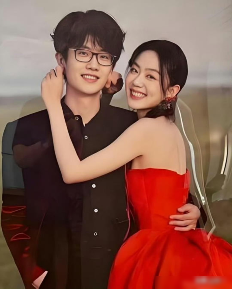 许嵩这婚结的，最赚的不是他，是那帮熬夜听歌的粉丝。
冯禧00年的，老粉，在节目里亲口说从小听许嵩。现在人直接嫁了，婚纱照在草原，俩人笑得不值钱。评论区全在接追星运，管她叫嫂子妹。还有人说这是小说照进现实。
许嵩也真没掉链子，当年就说过结婚会公开。这次直接甩文案官宣，没藏没掖。脱粉的有，嫌差14岁