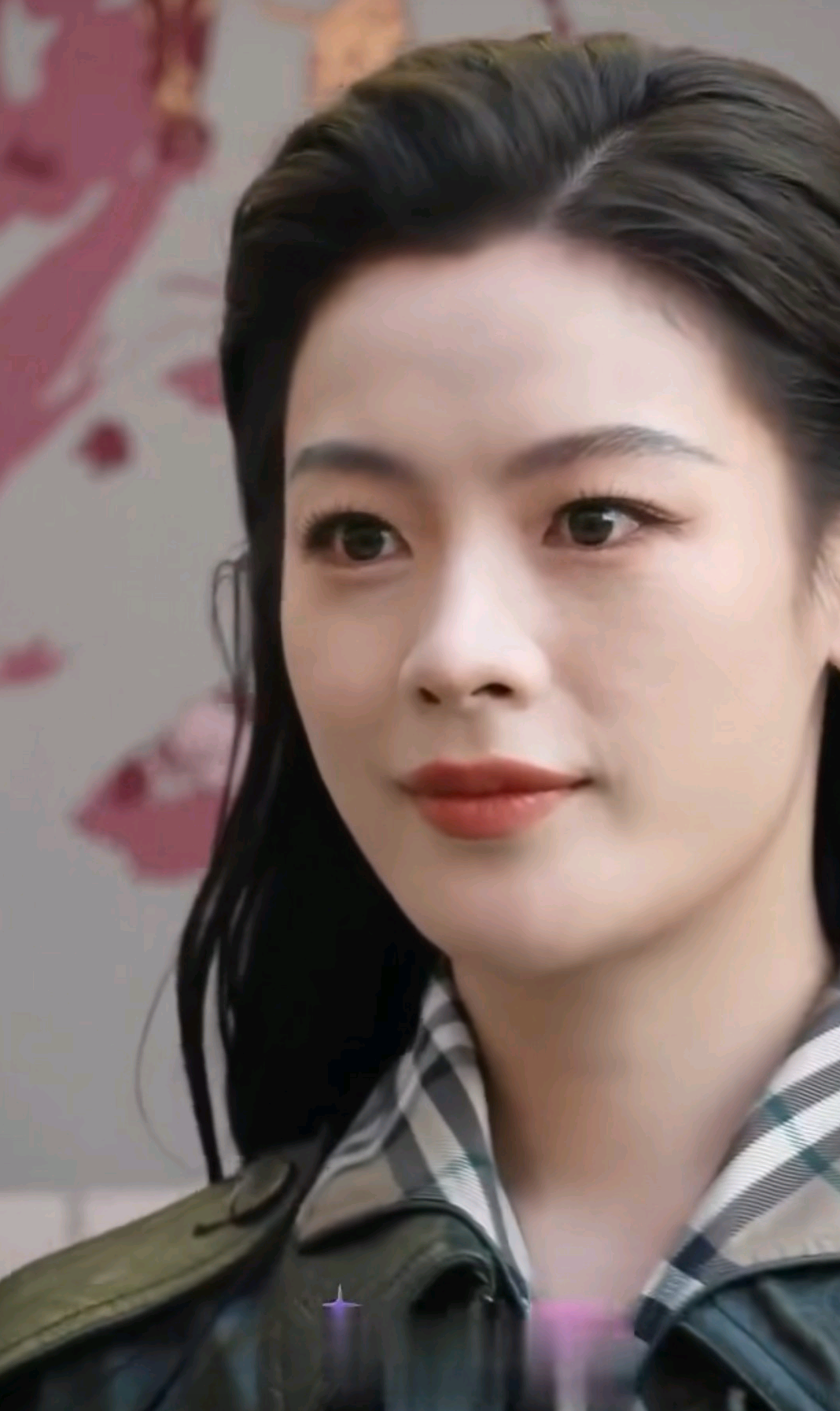 从图片来看，这位女士的颜值基础非常优越，属于标准的“美人”长相。她的五...