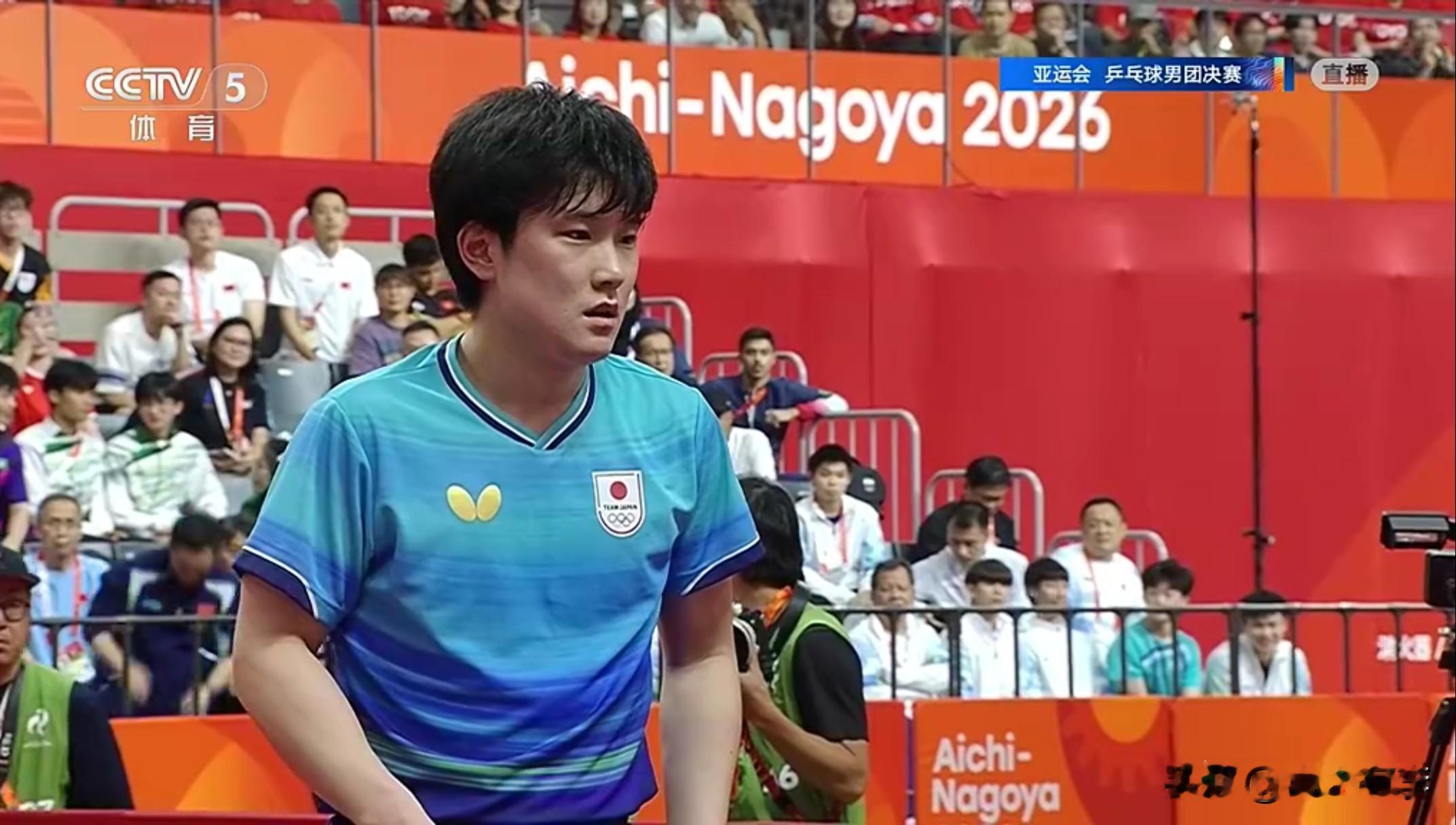 亚运会乒乓球男团决赛中国队2-3遭日本队逆转，痛失冠军！19岁的小将温瑞博未能顶住压力创造奇迹，自己独丢2分。中国队的排兵布阵值得商榷。
具体比赛结果如下：第一盘王楚钦3-2逆转松岛辉空，中国1-0日本。第二盘张本智和3-1逆转温瑞博，中国1-1日本。第三盘林诗栋3-1户上隼辅，中国2-1日本。第四