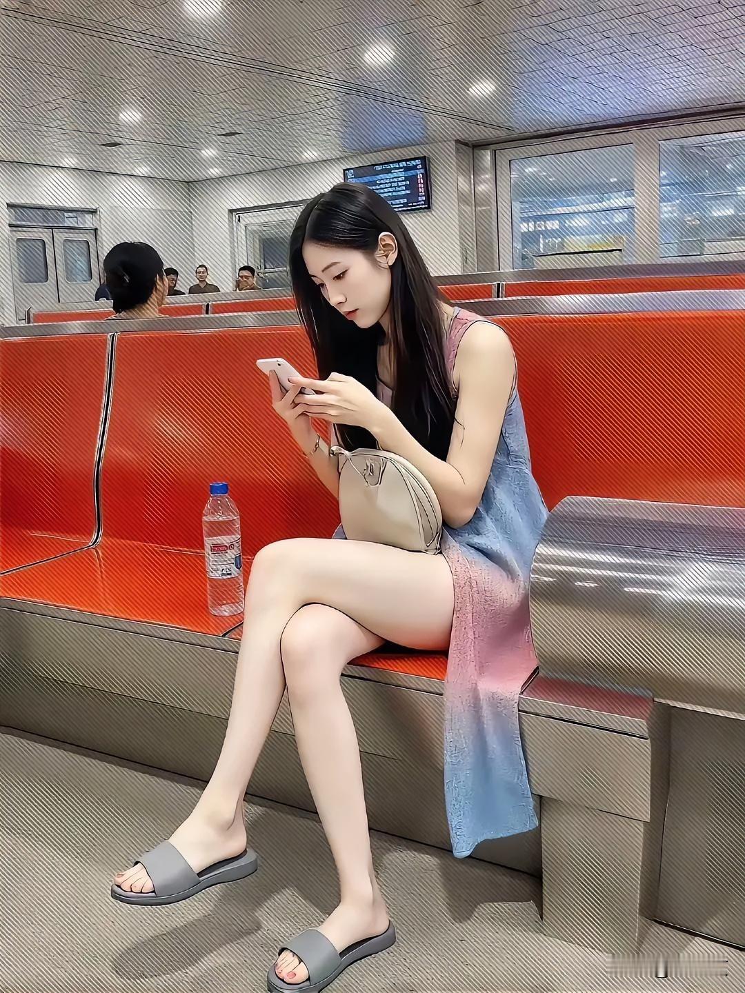 这位美女穿着拖鞋🩴在地铁等车， 沉浸在手机世界的她…[捂脸] 待会要...