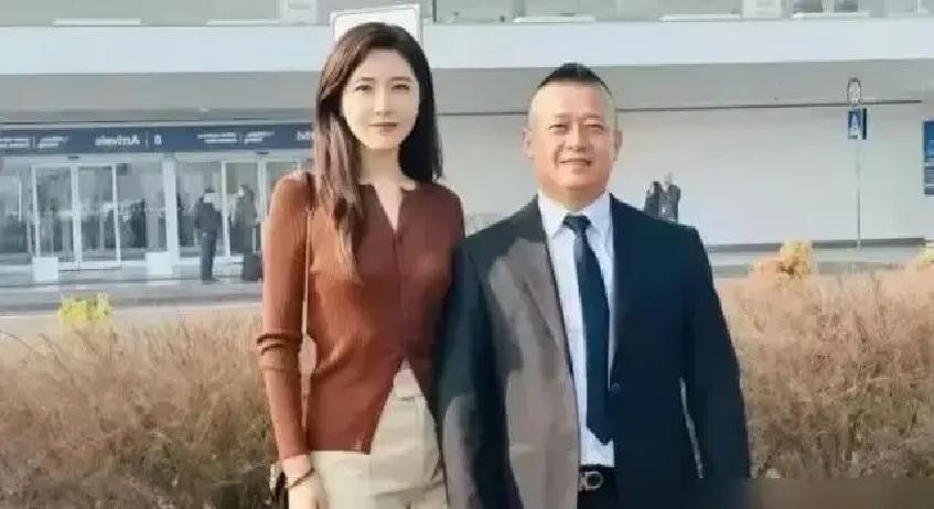 当年张艺谋去中戏挑“招娣”，一眼看中了全班最漂亮的曾黎。结果曾黎一句“我要准备期末考试”，直接给拒了。


那天副导演追到排练厅门口，手里捏着一张写了试镜时间的纸。他问曾黎，能不能跟老师请三天假，张导那边等着定人。曾黎说，明天台词课甄别，缺考要补，补考再不过，留级。副导演愣了下：“你可想清楚，这是张