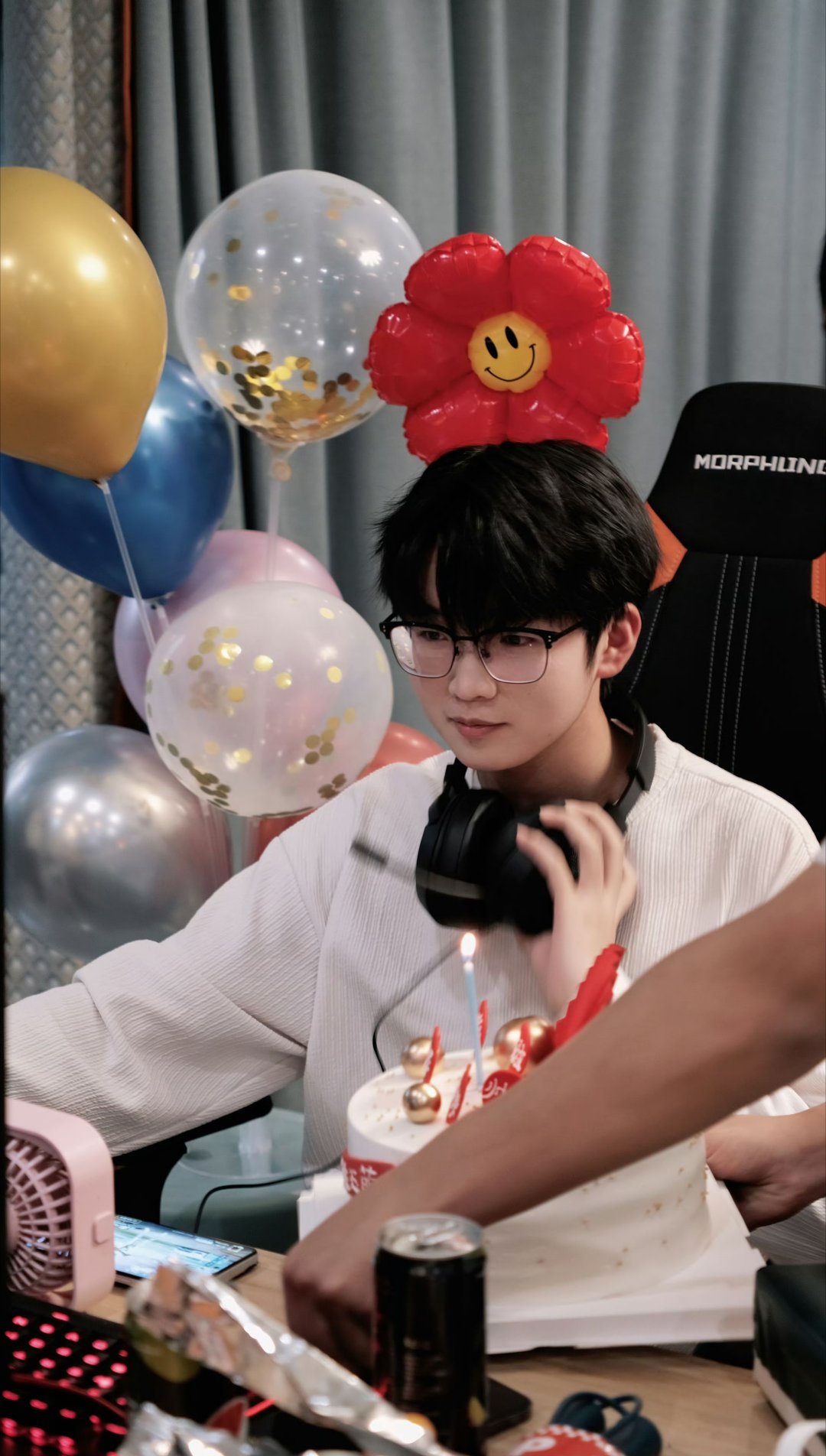 #是花花不是画画[超话]# 陪你过的第二个生日了玉萌。愿你往后的职业道路一路坦荡，在赛场上尽情发光，继续拿下更多属于你的荣誉。也愿我们的陈玉萌选手永远开开心心，健健康康 。奔赴每一场热爱，保持心底那份热忱，无畏前路风雨，所有努力都有回响。你的努力与付出我们都看在眼里，希望所有汗水终会化 ​