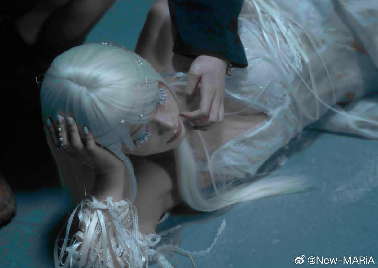 #美依礼芽[超话]# 
MARiA：懒洋洋的躺着
被 Moe（一直以来都谢谢你啦，爱你哟😘 ​