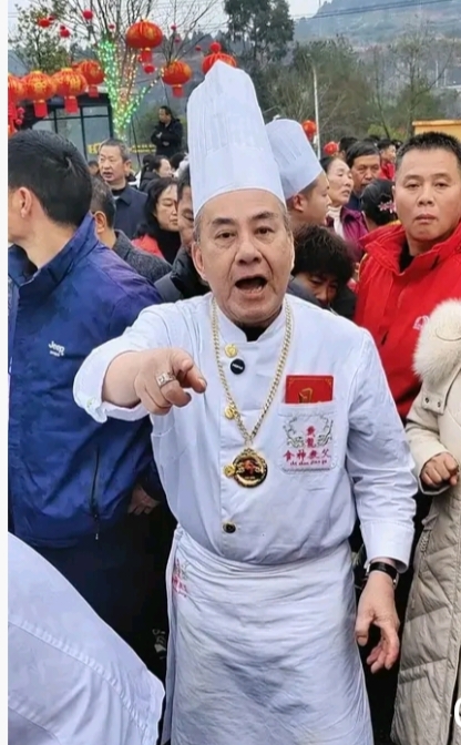 为张雪下厨的厨神戴龙履历真的非常绝，13岁进入酒楼帮厨，22岁担任印尼万隆五星酒店中餐总厨。37岁回港后，担任多家五星级酒店总厨。他为李嘉诚，何鸿燊，刘德华，成龙，周星驰等人做过家宴，是香港四大名厨之一。周星驰的《食神》，原型就是戴龙。在1997年香港回归之时，他是宴会的厨师之一。
戴龙寒门出身，能