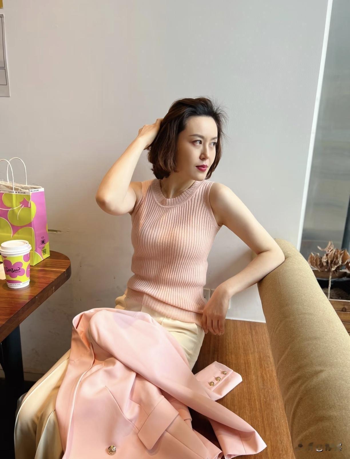 温柔又知性的姐姐，在咖啡店的光影里美成一幅画