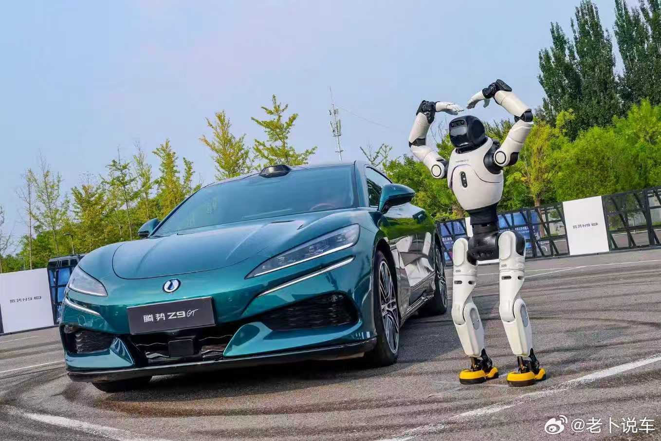 车子托运回来想不到要辣么久，拿这个机器人合影图解解馋

#第二届世界人形机器人运动会##腾势汽车与机器人共赴未来# ​