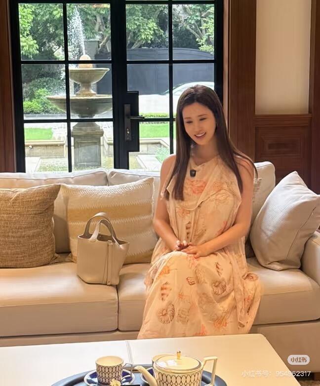 #李多海妈妈来中国照顾怀孕女儿# 孕期有人细心陪伴呵护，大概就是最安心的幸福。妈妈来中国照顾怀孕女儿，不是因为她不够独立，是因为母爱从不需要理由。她想陪着你，就来了。 ​