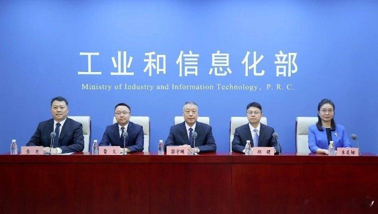 #发改委将助推大型车企改革与兼并重组# 
国家发改委表态，支持大型车企集团改革，以市场化法治化方式推进兼并重组，减少行业同质化竞争。

但翻看过往的行业传闻就知道，这类大型车企合并落地，远比文字表述复杂得多。

去年市场就传出几大汽车央企存在合并重组的可能性，消息引发不小讨论，可直到现在，大规模集团合并始终没有落地。

体量如此庞大的整车央企兼并，从来不是拍脑袋就能敲定的事情。

背后牵扯多层人事架构调整，合并之后必然涉及岗位优化，人员安置、就业稳定都是绕不开的难题。

同时这些车企分别扎根不同城市，是地方核心税源与制造业支柱，关联整条零部件产业链，产业、税收、区域利益的协调成本极高。

一旦整合推进不慎，会影响多地就业与地方经济。

政策方向鼓励资源整合，目标是整合研发制造资源，避免重复内卷。

但市场化重组不等于一刀切强行合并，相比直接股权兼并，业务协同、技术平台共享这类轻量级合作，推进阻力会小很多。

汽车行业的整合会是长期缓慢的过程，方向已经明确，但落地节奏会充分权衡各方现...