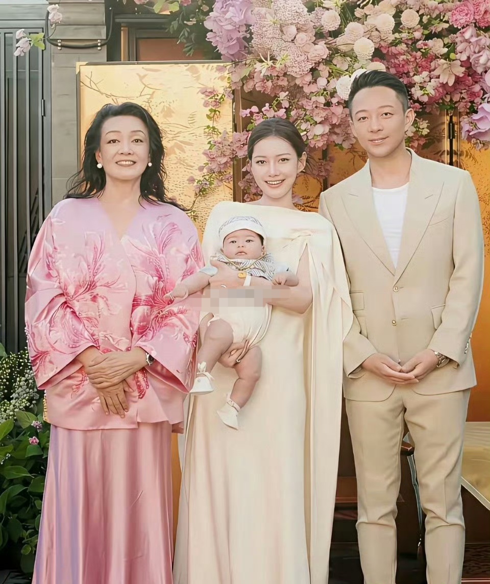 自从二婚的汪小菲和马筱梅的孩子出生，汪小菲的精气神提高了不少，孩子才是他未来的希望。