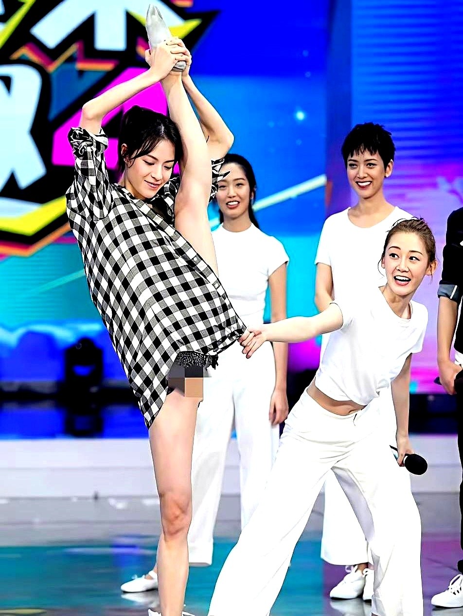 红毯上那个劈叉，太绝了！  在2023年一场国际时装周活动上，钟楚曦临...