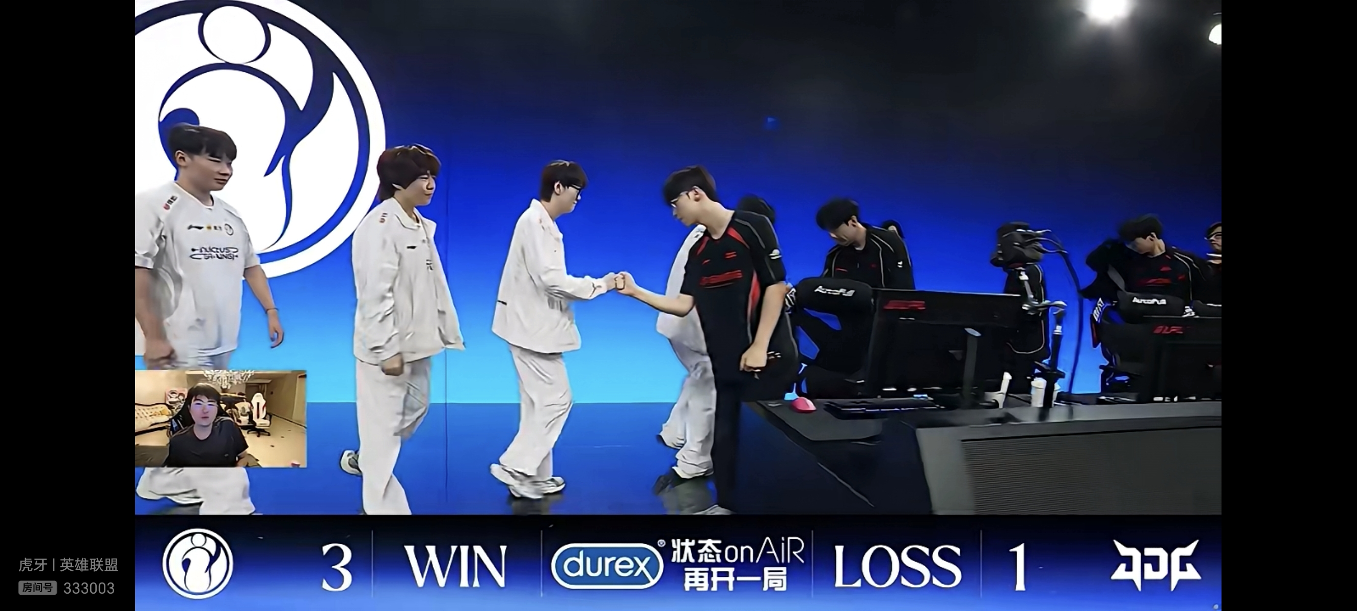 IG   3-1   JDG
IG战胜JDG，以四号种子的身份进入S16！
第三赛段还在涅槃的IG，创造了奇迹，一路打到季后赛第三名，最后冒泡赛拿下S赛名额，这下S赛又有很多粉丝会看了吧！
京东今年第一赛段打的那么好，后面越来越拉，越来越拉，最后无缘S赛，这下tabe的神话破碎了吧，相反IG第一二赛