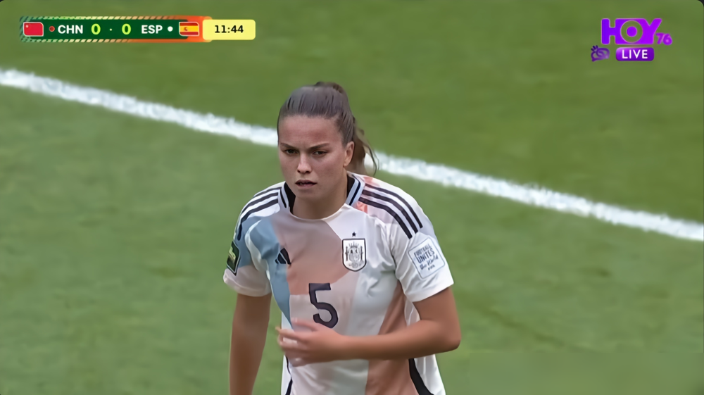 同样是中国女足，U17摁着澳大利亚打，3比0。U20被西班牙摁着打，半场0比3，还送个点球。
控球31%，全场就3脚射门。场上像上班打卡，球到脚下赶紧传出去，生怕担责任。
别急着骂青训，这批人就是去年那批人。问题出在教练席。
王军带队，天天强调速度优势，结果球都拿不住，你让谁跑？反观马晓旭，带