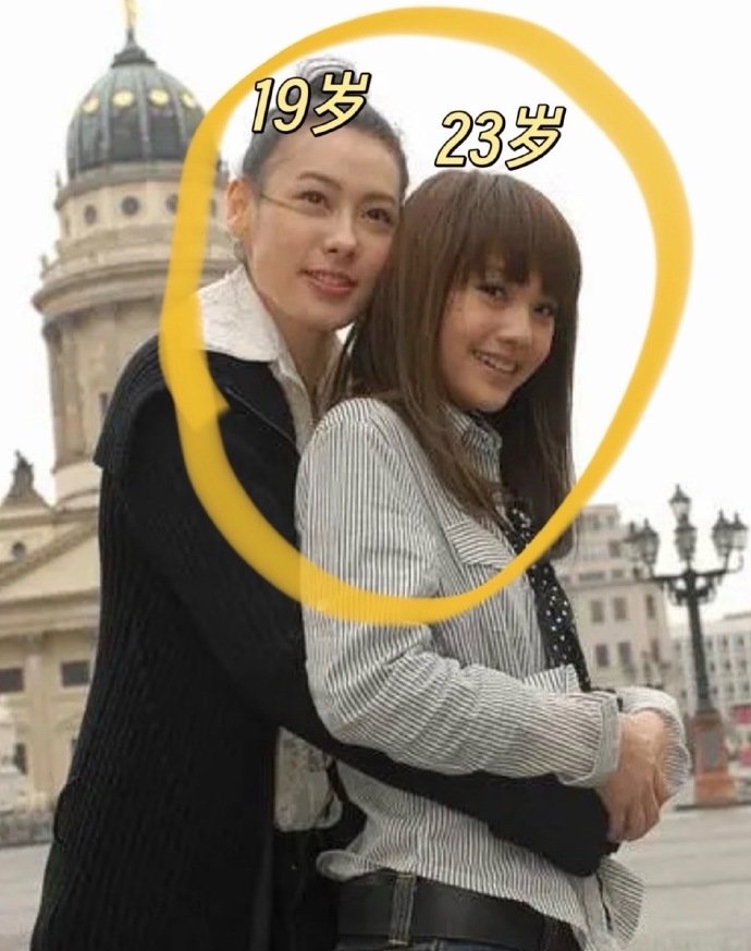 2007年、《刺青》宣传时期19岁的梁洛施与23岁杨丞琳的合影，她俩是吃了保鲜剂吗、怎么一点没变、甚至越来越年轻了