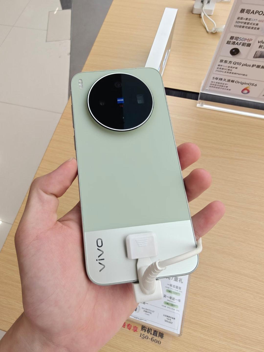 #怎么越来越多人用vivo了#vivo手机越来越多人用了，尤其是追星的粉丝，坐在看台都能拍的很清楚[期待][期待][期待] ​