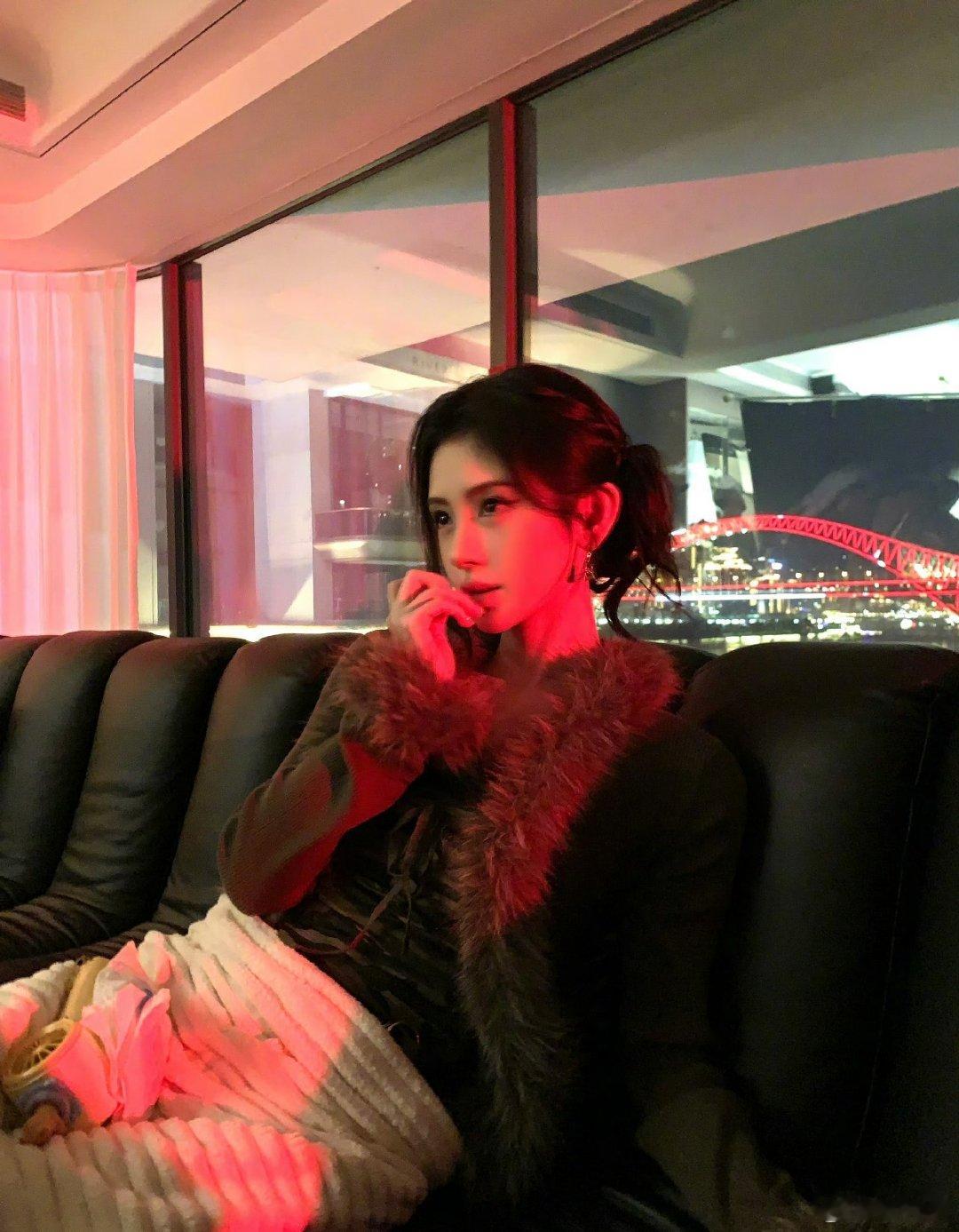 #鞠婧祎[超话]# [羞嗒嗒]#鞠婧祎姜黎非# 

好喜欢下雨天
​干燥不黏腻清爽的空气
不热，风吹过凉凉的
天然白噪音，特别适合睡觉
听到下雨声就感觉回到了小孩的时候一样，趴在床边看雨滴

​