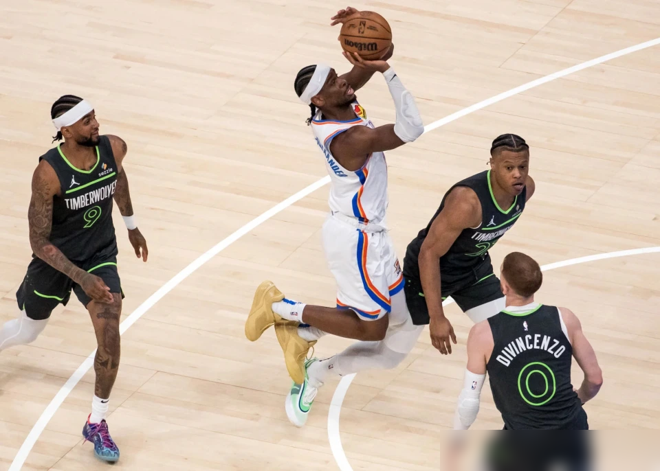 亚历山大5年罚进3091个，断档第一，这下全完了。
NBA刚出的新规，就一条最要命，非持球手推开防守人，直接吹进攻犯规。配图用的就是亚历山大突破推人的照片。
上赛季杰伦·布朗就炸过，说同样的动作他做就是犯规，亚历山大做就是好球。现在官方直接点名。
最狠的是数据，近5年常规赛加季后赛，亚历山大罚
