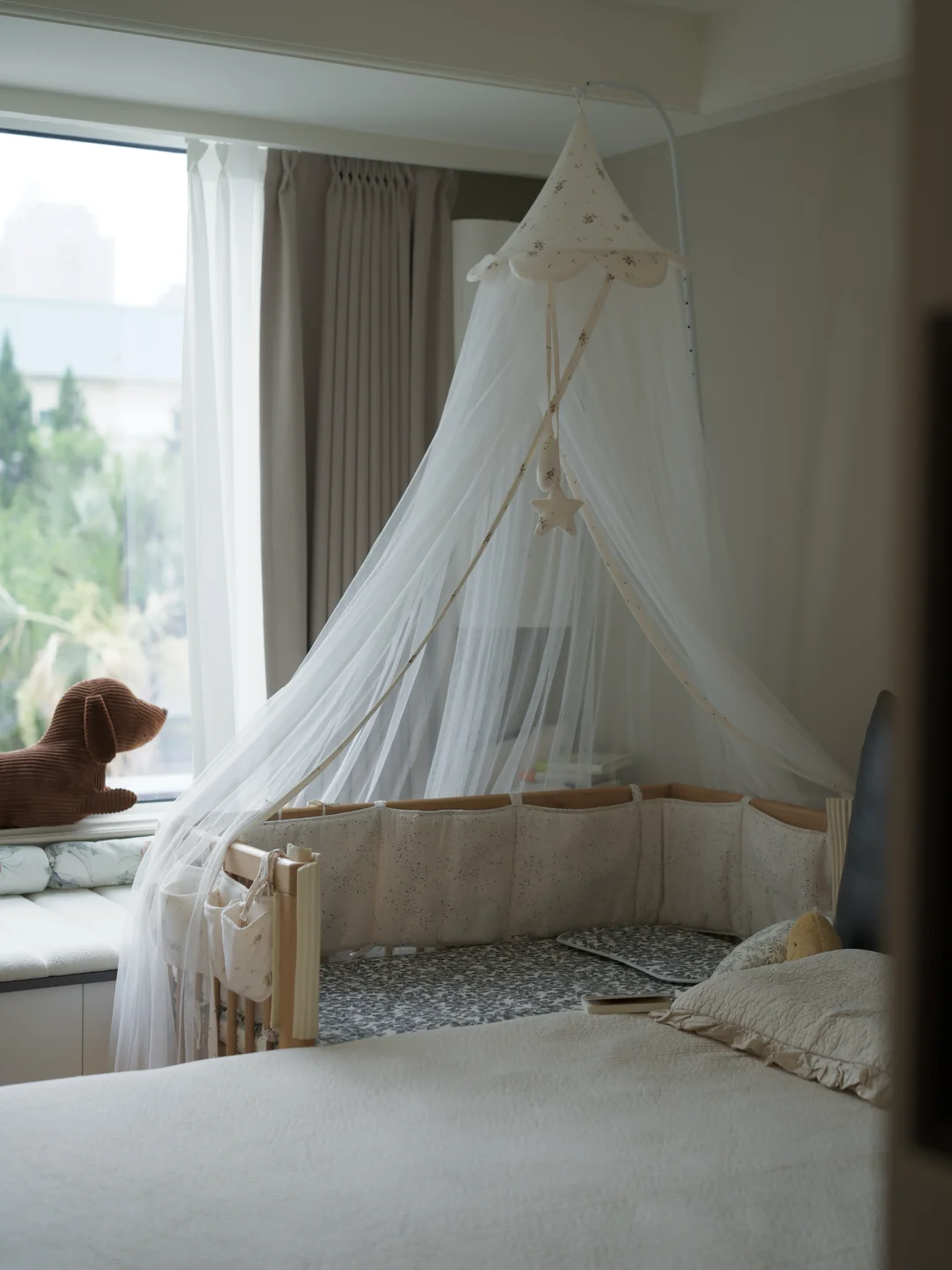 🛏10㎡三人居 | 当拼接小床靠近飘窗摆放后……
