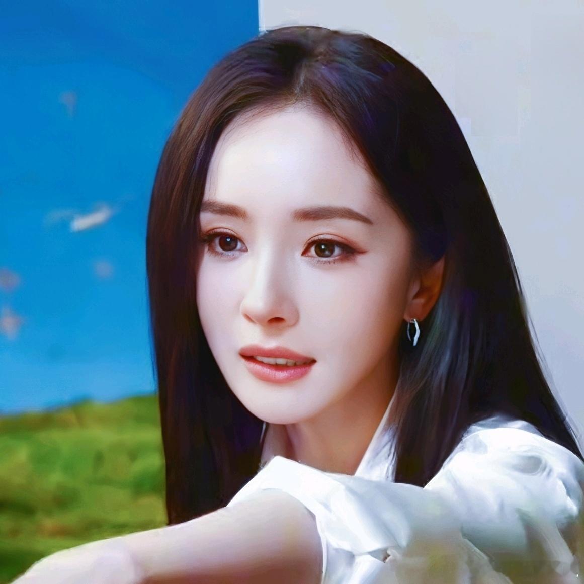 #杨幂[超话]# 
             是油画里闯出来的现代女性 ​