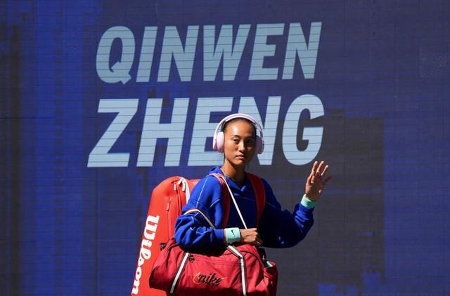 #郑钦文上升69位排名第52#

WTA最新排名出炉！

钦文凭借美网从资格赛一路突围、杀入八强的惊艳表现，斩获470积分，排名从121位飙升69位📈，来到世界第52位。[努力]

两度上演0‑5绝境逆转，熬过伤病低谷的漫长蛰伏，每一步攀升都来之不易。

69位的跨越，是汗水交出的答案。浴火归来，钦文继续向上 ​