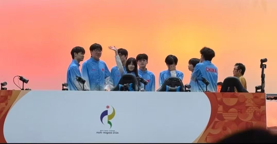 1195
不知道这张有别的队友可不可以 但是她真的好漂亮！被太阳簇拥的女孩 ​