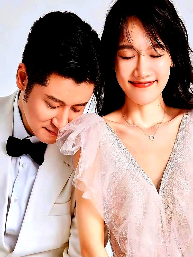 等着看热闹的互联网，最后被一张婚纱照和“二胎来了”的消息噎住了。
任重、孙骁骁没写公关长文，一纸手写信，配上全家福，干干脆脆。
当年恋情被拍时，评论区一边倒地劝分；女方旧事被翻：拒过求婚、身边男闺蜜多；男方也有过“换角”争议。
两人既不承认，也不否认，悄悄去领证，安安稳稳生了个女儿，如今老二也在路上