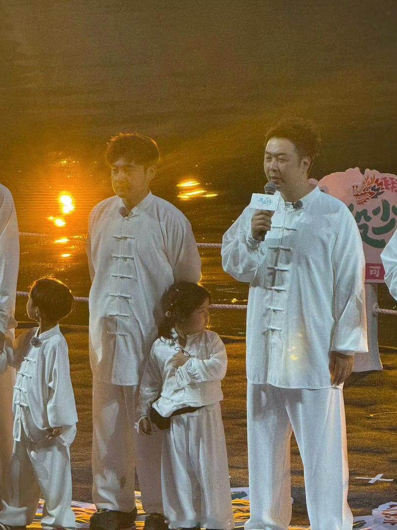 #杭州偶遇杜海涛带娃##网友偶遇杜海涛带娃#偶遇的网友拍下这段画面，没有精心打扮，就是普通家长遛娃的样子，反差感还挺有意思。 ​