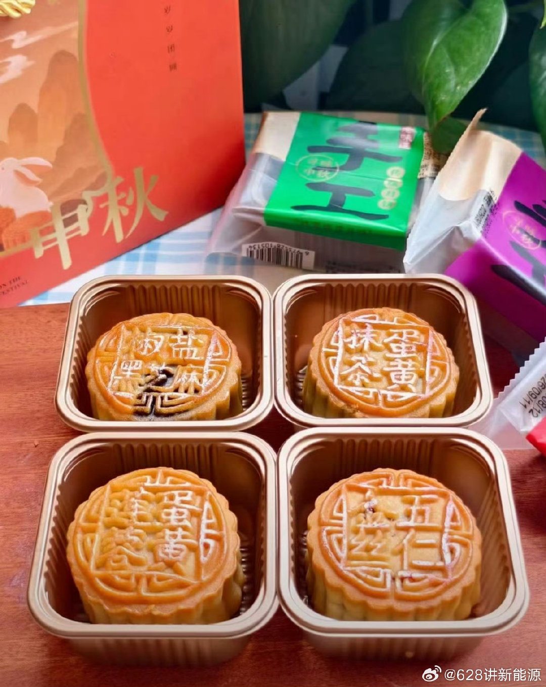 #月饼 卖不动# 因为高价礼盒热度退潮，大家不再为包装溢价买单，月饼慢慢变回日常小点心；而且高油高糖的传统月饼，在注重控糖减脂的当下，也少了很多受众
你今年会买月饼吗？是送礼还是自己吃？ ​​​#月饼[超话]##中秋[超话]##中秋节[超话]##中秋月饼礼盒# ​