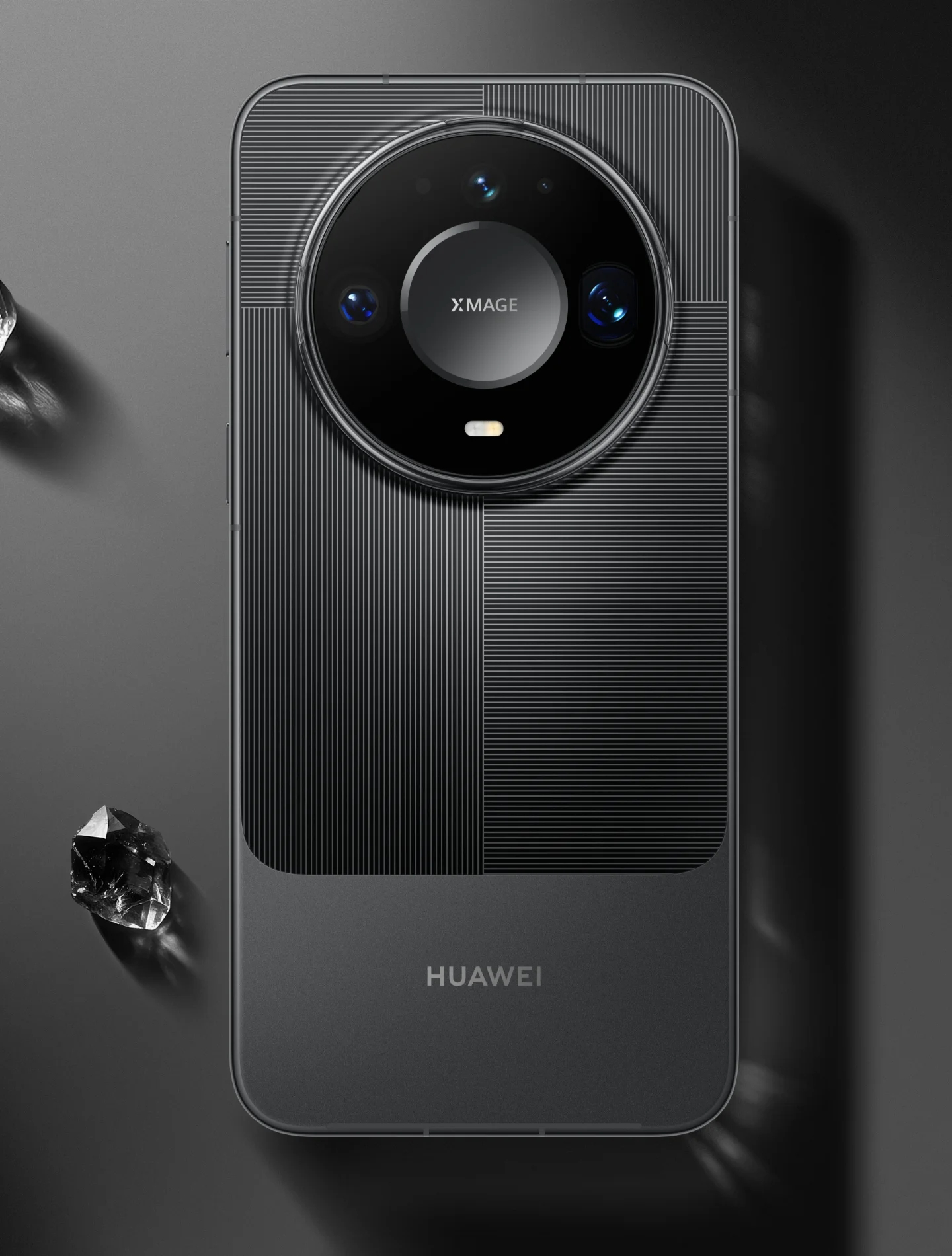 #华为Mate90ProMax顶配版成销售主力#华为Mate90 Pro Max顶配版成销售主力：一步到位成消费趋势

10月1日，华为Mate90系列正式开售。有媒体走访杭州线下授权门店发现，截至当晚7点左右，该店售出20多台Mate90系列，其中Mate90 Pro Max顶配版成为销售主力，大量成交来自此前已完成预订的消费者。店员表示 ​