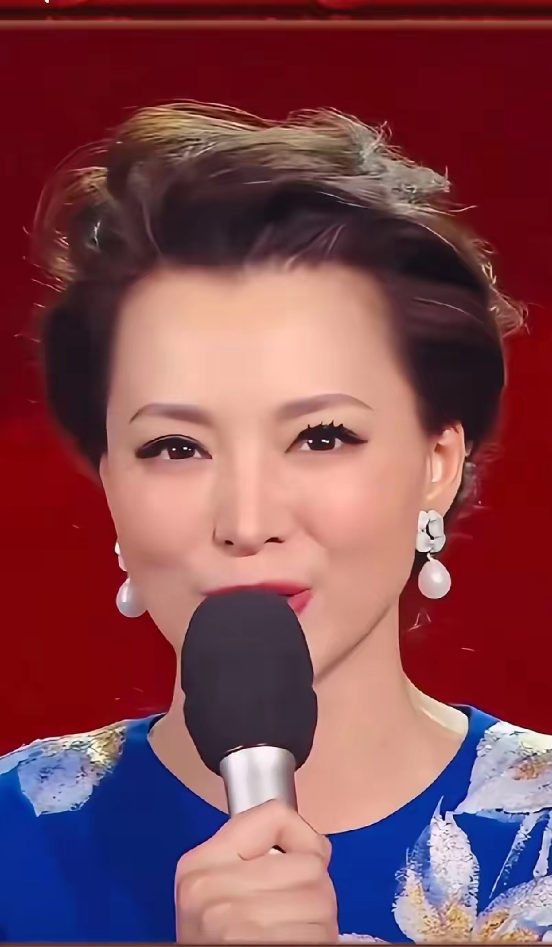 红毯向来是优雅女神们绽放光彩的绝佳舞台。谭松韵身着一袭优雅黑裙踏上红毯...