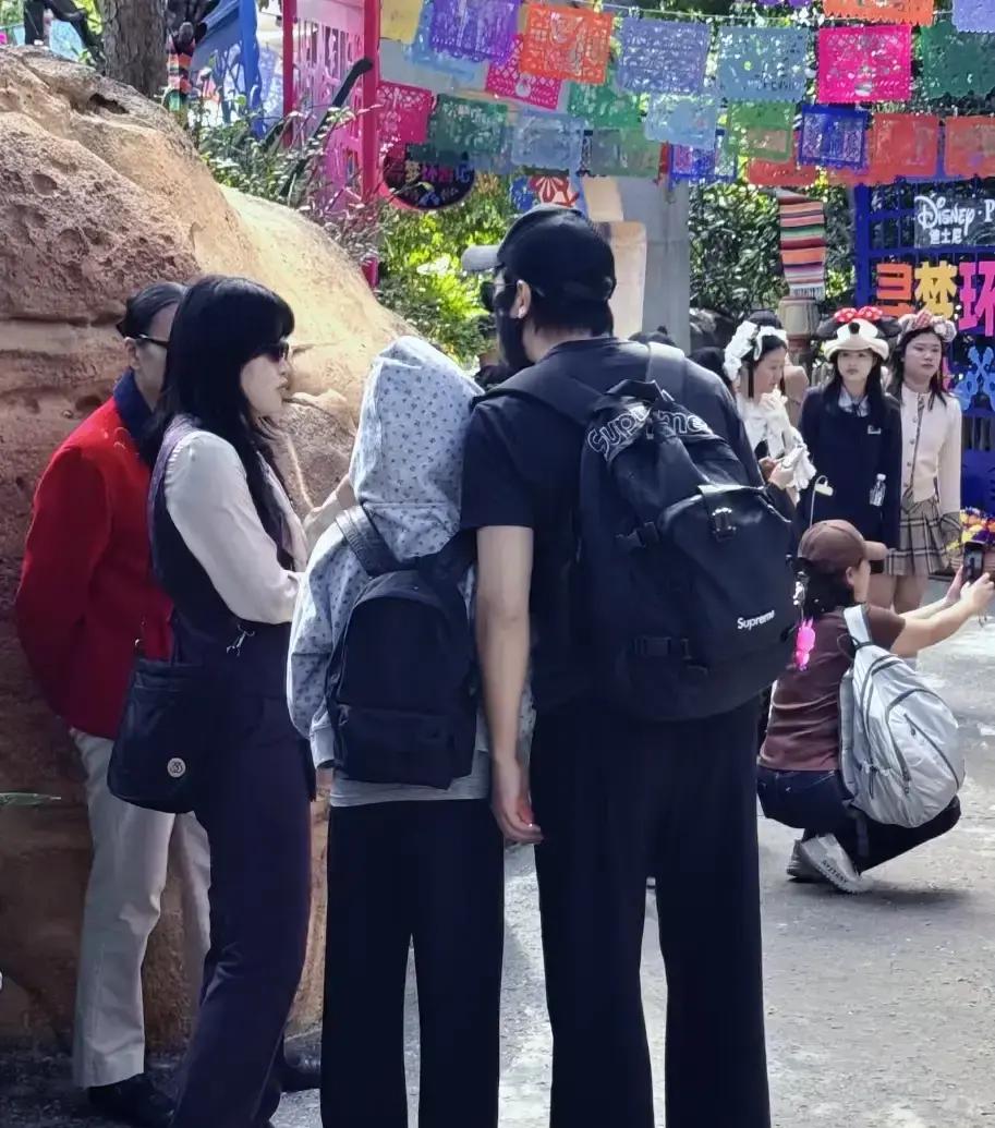 去过迪士尼带娃的家长都知道，一天走上两万步到底有多要命。
荧幕前再能折腾的中年男人，只要进了游乐园给闺女当跟班，全都得老老实实认栽。
前两天邓超带女儿小花逛上海迪士尼，从大清早一直泡到大半夜，整整耗了一天。
天黑离场的时候，邓超肩上挎着个塞得几乎要炸开的巨型周边购物袋，老老实实走在后头，小花戴