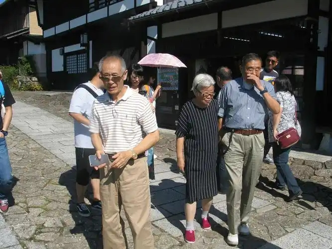 一个七十来岁的日本老人，在甘肃某景区售票窗口，掏出护照，要求必须免票。理由是“我