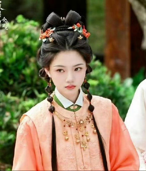 古偶装扮，小辫造型，孟子义和任敏你觉得谁更有少女感？ ​​​