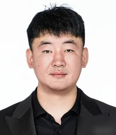 上赛季四强，这赛季打个江苏队都差点翻车，深圳男篮到底怎么了。
不是状态慢热，是底子被掏空了。外援政策改成4节7人次，深圳反倒续了俩后卫，锋线一个没补。比赛里人家一上包夹，球都传不出来，全队站着看外援单打。
更要命的是王浩然还伤了，上赛季场均16.3分5.4板的第二得分点直接没了。贺希宁、史密斯一