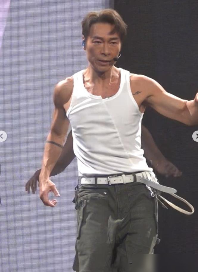 59岁，一个月干掉8磅，胸肌把西装扣子都快崩开了。
许志安时隔11年再上红馆，陈奕迅拖着他手唱《幸福摩天轮》，台下郑秀文就坐在那看。三面台，两条延伸道，全场大合唱《会过去的》，他唱《一千次日落》直接哭出来。
太太当健身教练兼营养师，管吃管练，一个月8磅。圈里曾志伟、胡杏儿全来了，两度Encore