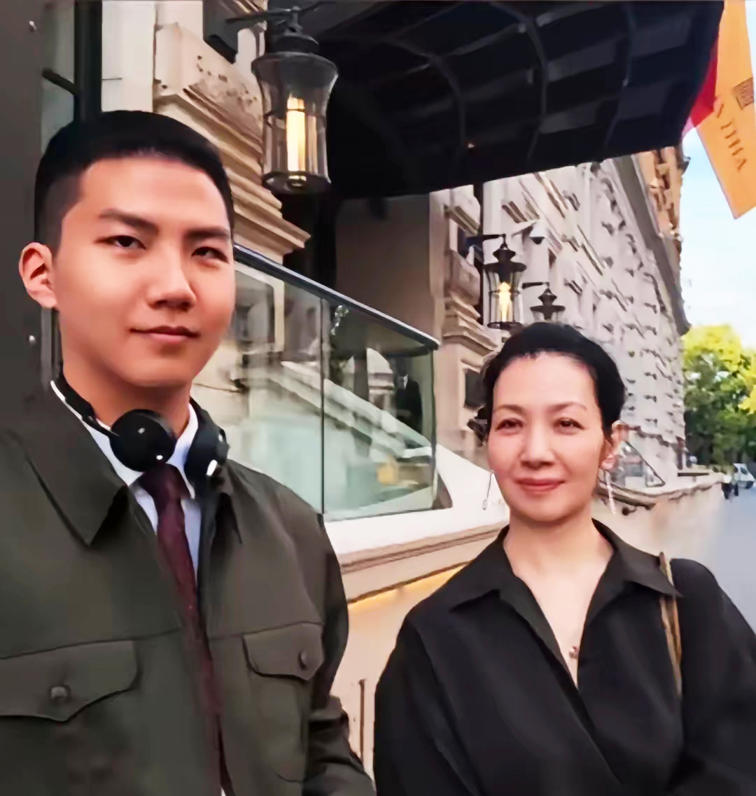 胡军一家低调现身伦敦，专程奔赴现场，见证女儿九儿的毕业首演，满满都是家人的温柔支持。
54岁妻子卢芳气质温婉优雅，身材状态绝佳，看着格外年轻大气。18岁儿子康康高挑挺拔，一身穿搭利落帅气，自带沉稳气场。女儿身高出众，留学深耕艺术领域，自带文艺底蕴。
真的被胡军一家的氛围感圈粉。不炒作、低调踏实、全员