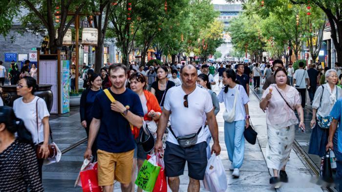 免签名单越拉越长，老外来中国扫货这事算是摁不住了。2025年入境游客消费942亿美元，光退税商品销售额就比前年翻了一倍多。五一那阵我在成都太古里，一群德国人拖着空箱子进优衣库，出来箱子塞得拉链都快崩了。以前咱们出国背奶粉马桶盖，现在轮到老外扛小米扫地机器人、大疆无人机回去。埃及那边更逗 ​