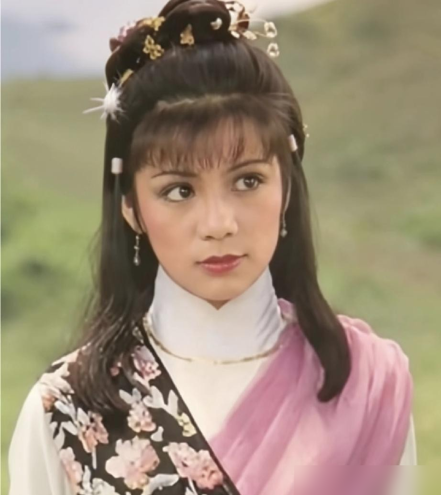 新版黄蓉被骂眼神坚定得像入党，主创至今半个字没回应！
从83翁美玲的经典黄蓉开始，朱茵周迅各版都有遗憾，从没挨过这么狠的骂。
这两年两部新版，庄达菲被说缺灵气，原著黄蓉的智谋被削，包上恩把娇纵演成了傻白甜，全戳中观众痛点。
翻遍所有公开报道，没有任何演员或剧组，对这些演技争议做过针对性回应。