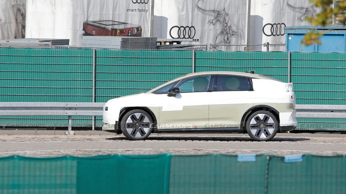Новая Audi A2 попала на фото с доро...