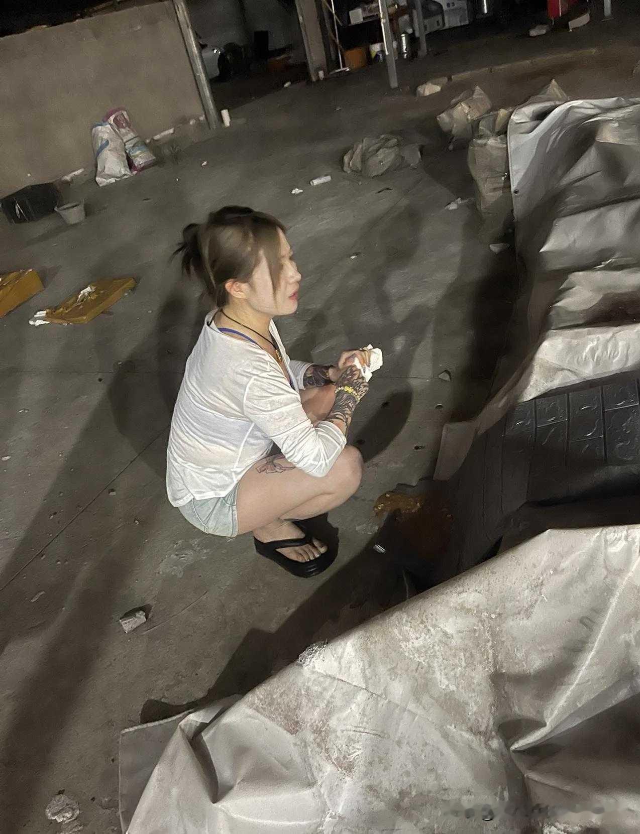 一男子在殡仪馆门口卖咖啡，被称“商业鬼才”，还有网友取名“古冥咖啡”、“蜜血殡城”。男子殡仪馆门口卖咖啡被劝导，该男子表示不会再来摆摊  。
就是的啊，殡仪馆门口该卖孟婆汤，卖什么咖啡呀！