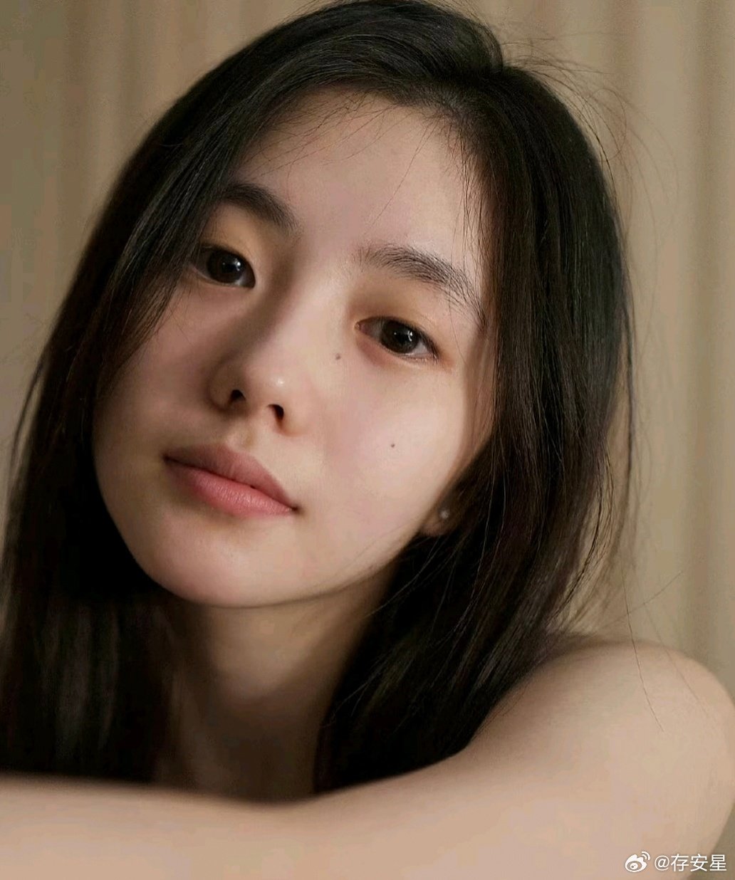 #刘浩存[超话]# lhc#刘浩存电影龙马精神芭莎大片# 

小存/ 捂起耳朵大胆的往前走吧！
刘浩存/我在等待黎明的到来！

​